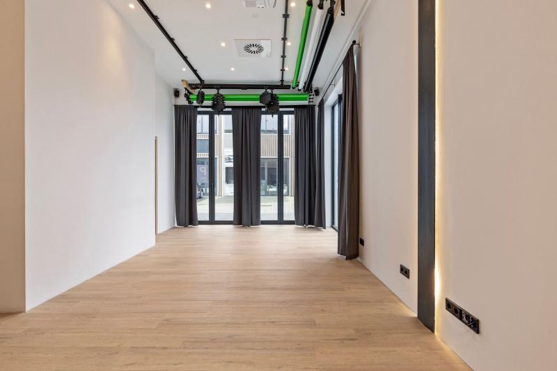 Instapklare, zwaar geïsoleerde bedrijfsunit (114 m2, 2022, label A) met kantoor en studio op Layers, Waarderpolder Haarlem. Beneden 4 m hoog plafond met glazen harmonica-pui, boven turn-key kantoor. Huur 2.000 p/m excl. btw, ook per verdieping.